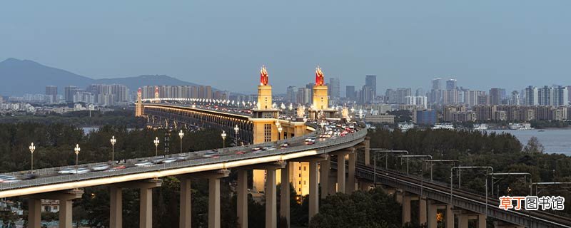 中国第一座自行设计和建造的长江大桥是