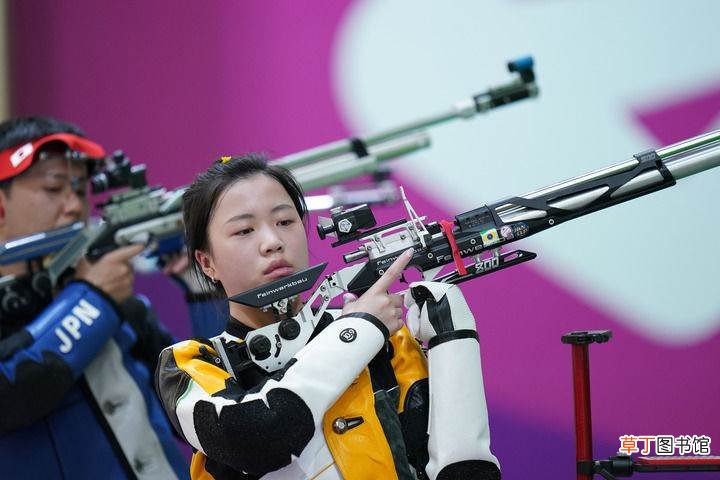 女子10米气步枪产生奥运首金,中国“00后”直面印度冲击