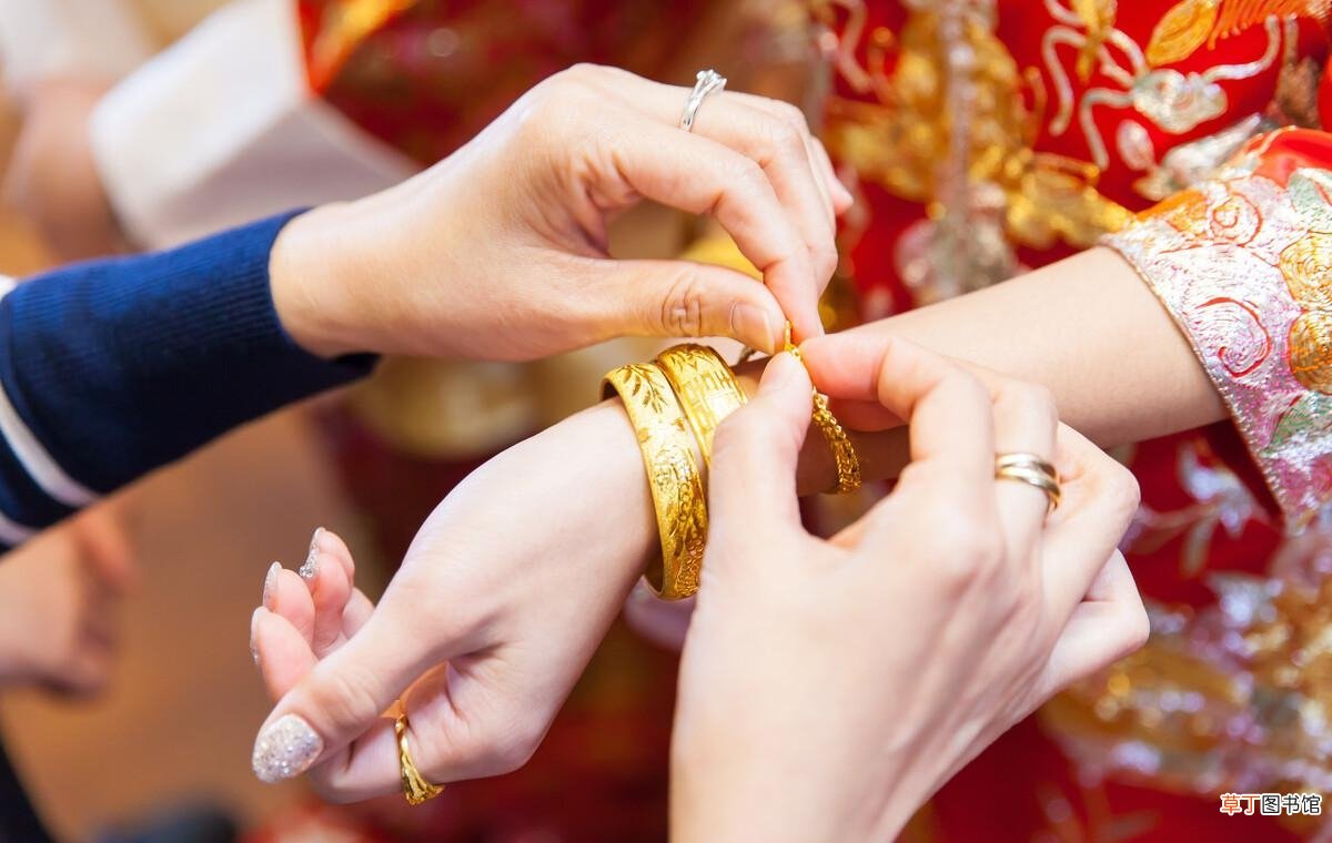 订婚男女双方需要准备什么 订婚男女双方需要准备什么