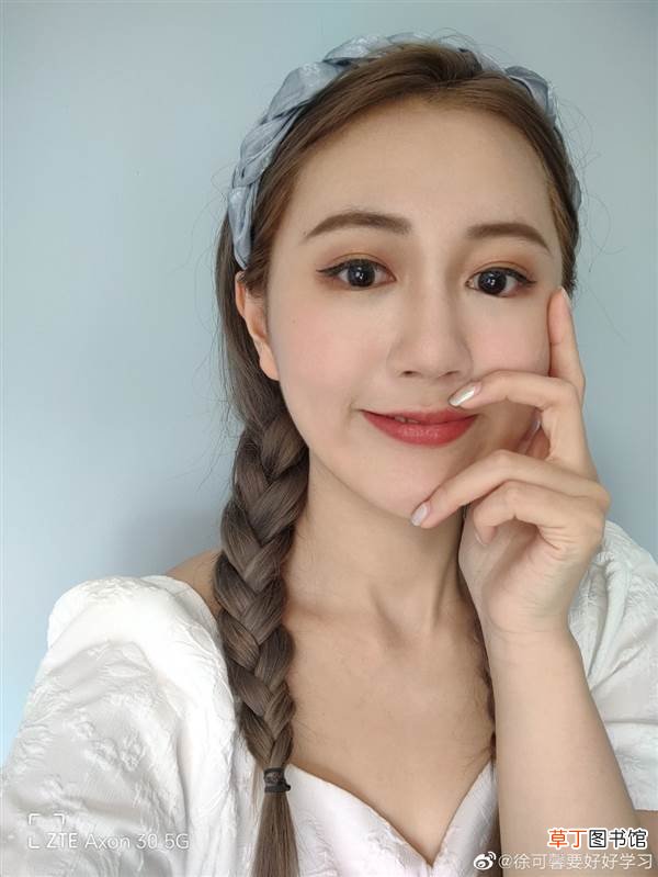 30屏下版：晒出超美自拍照 中兴美女产品经理上手Axon
