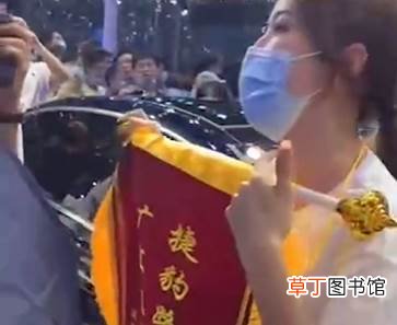 结果被员工殴打 捷豹试驾车调表当新车卖！车主车展送锦旗维权
