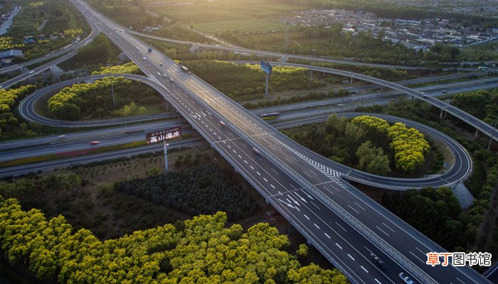 沈大高速公路是我国第一条高速吗