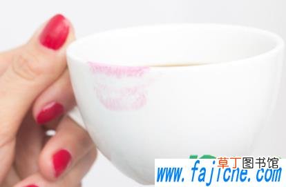怎么刷玻璃杯子最干净最亮 玻璃杯上的口红印怎么清洗