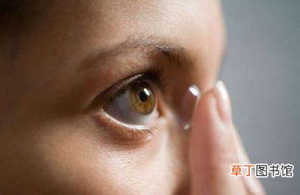 隐形眼镜会不会跑到眼球后