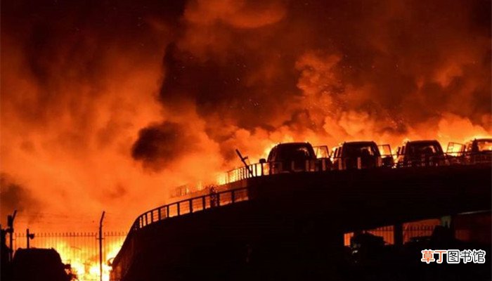 爆炸品危险特性包括