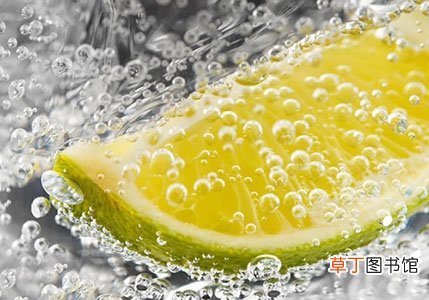 别把碳酸饮料当水喝！当心骨质疏松