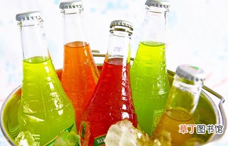 别把碳酸饮料当水喝！当心骨质疏松