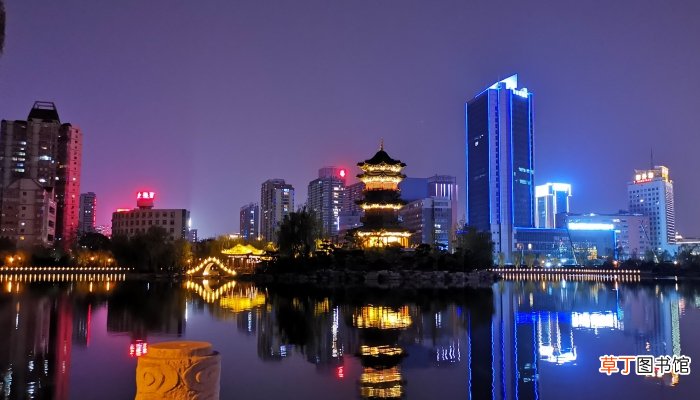 中秋的月亮打一城市名