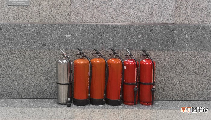 灭火器可以平放在车里吗