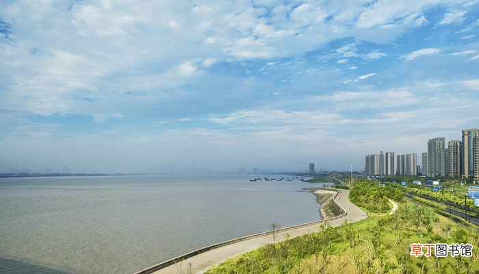 中秋钱塘江观潮打一股市用语