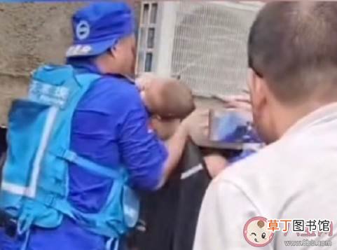 母爱到底有多伟大 被埋女婴母亲遇难时保持托举姿势