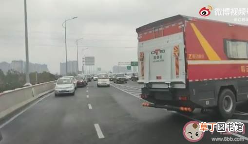 郑州感人暖心瞬间有哪些 郑州街头现免费餐箱供路人自取