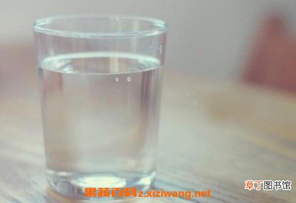 喝淡盐水的正确方法 喝淡盐水的好处与坏处