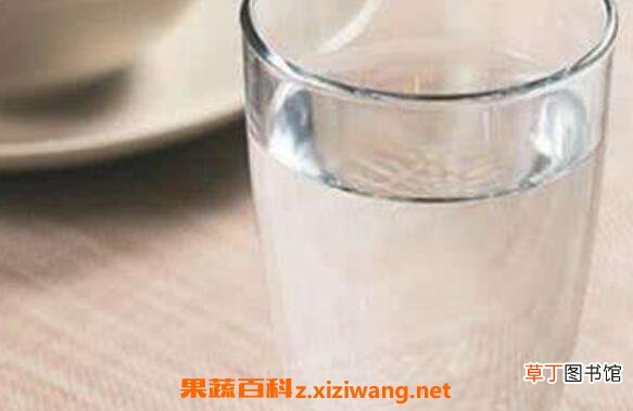 喝淡盐水的正确方法 喝淡盐水的好处与坏处