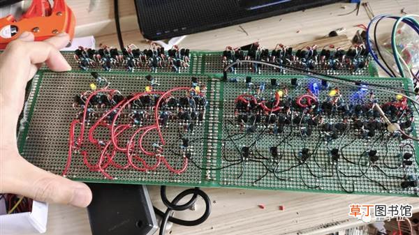 可跑程序 B站焊武帝爆火出圈：纯手工拼晶体管自制CPU