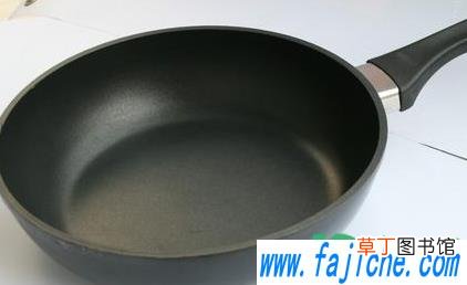 不粘锅开始粘锅了怎么处理 不粘锅炒菜不放油会粘锅么