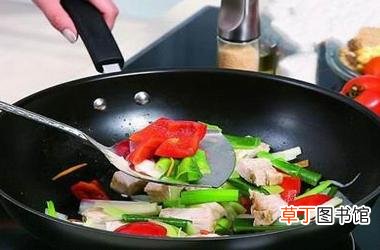 炒菜时4个习惯或致癌 炒菜后不刷锅接着炒