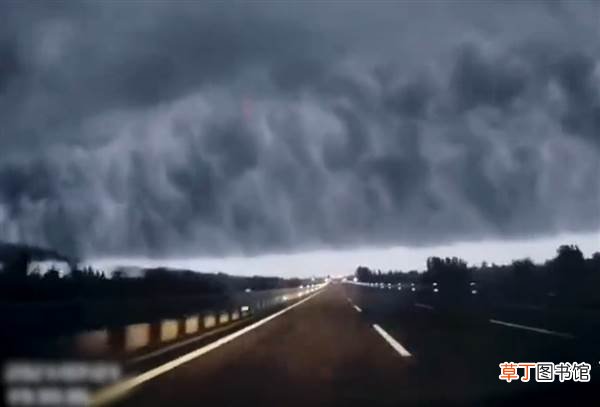 河南小伙拍下震撼暴雨乌云过境全程：比电影特效还厉害