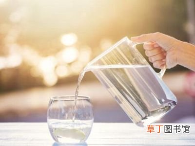 24小时最佳喝水时间表 第一杯水6:30排毒养颜