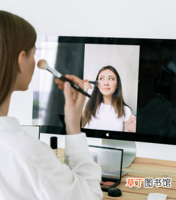 秋天适合用粉底液还是气垫