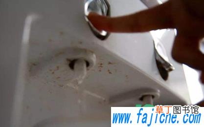 饮水机脏了自己怎么洗 饮水机为什么有黑渣