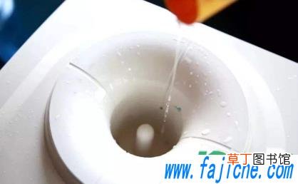 饮水机脏了自己怎么洗 饮水机为什么有黑渣