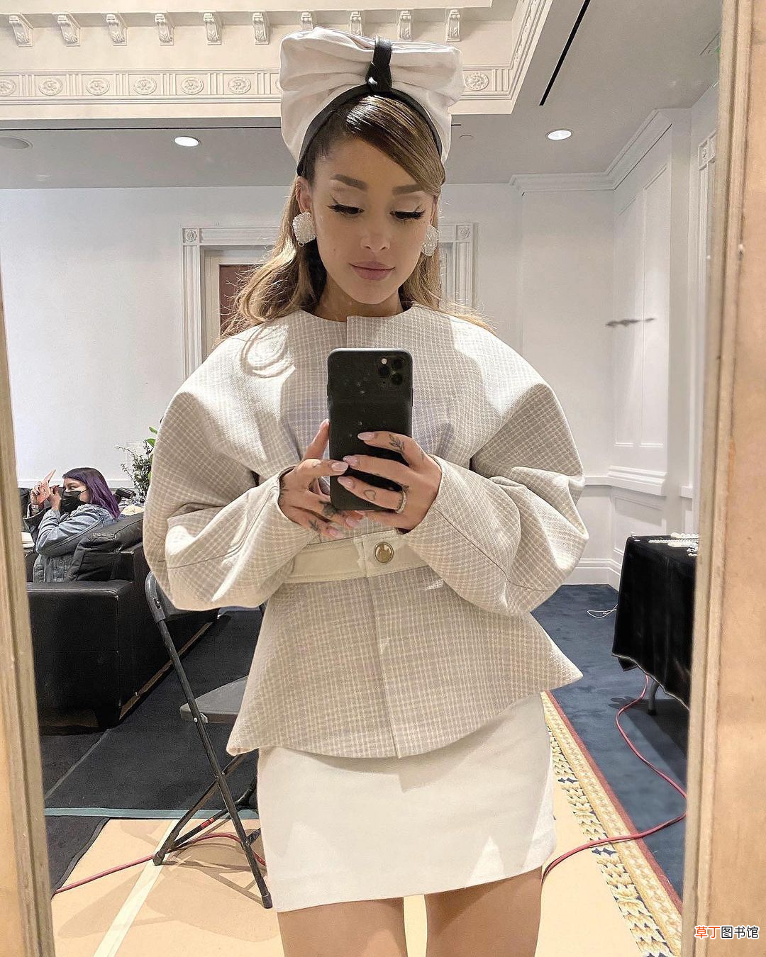 女孩订婚穿什么衣服好 女孩订婚穿什么衣服好