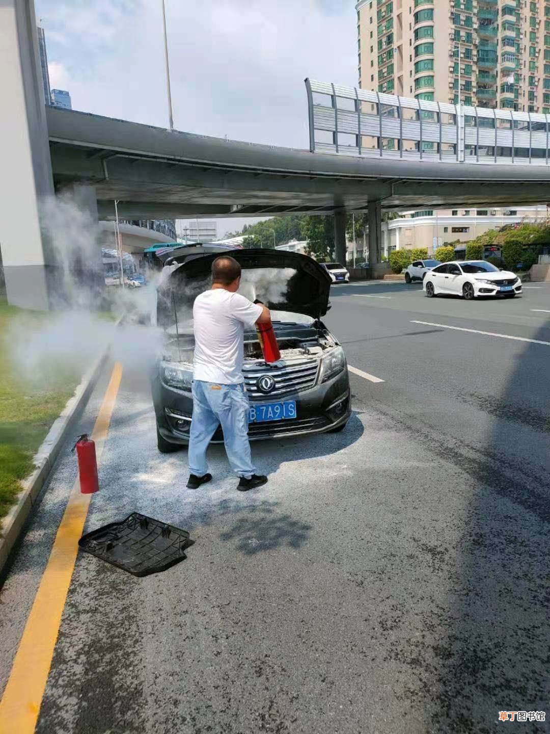 小汽车行驶中突然自燃,关键时刻深圳一公交司机拎起灭火器冲了上去……