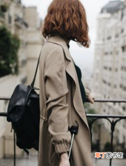 风衣袖口的带子如何系