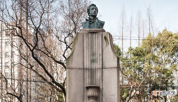 歌颂俄国十月革命的第一人