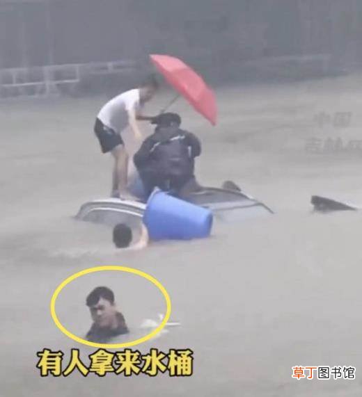 郑州暴雨众人游泳破窗救下三人,救人英雄之一：我对得起“中国人”这三个字