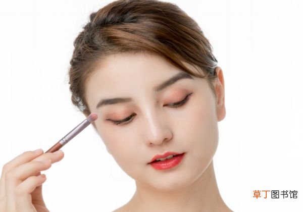 眼睛肿如何画眼影 眼睛肿画眼影的方法