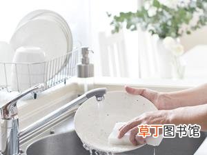 开水烫碗筷真能消毒？真要杀菌须确保做到这两件事