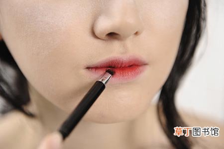 咬唇妆适合什么颜色 咬唇妆什么颜色好看