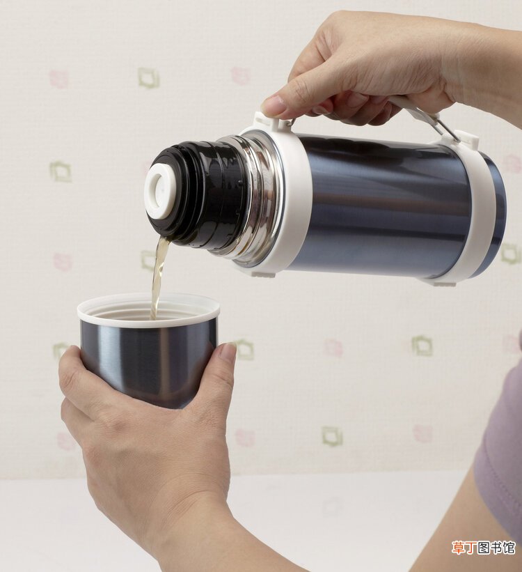 央视曝光：保温杯重金属超标，你还在给孩子用？该怎么挑选？