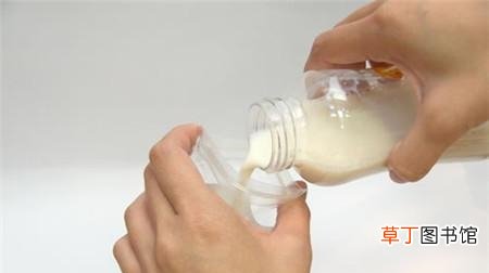 奶粉冲泡没泡泡正常吗 奶粉冲泡后有泡沫是怎么回事