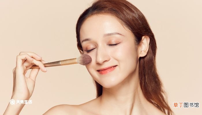卡粉是什么意思 你脸上卡粉了是什么意思