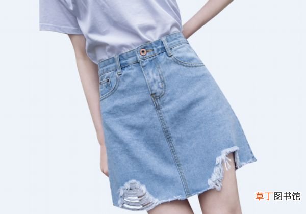 浅蓝色衣服显白吗 浅蓝色衣服怎么搭
