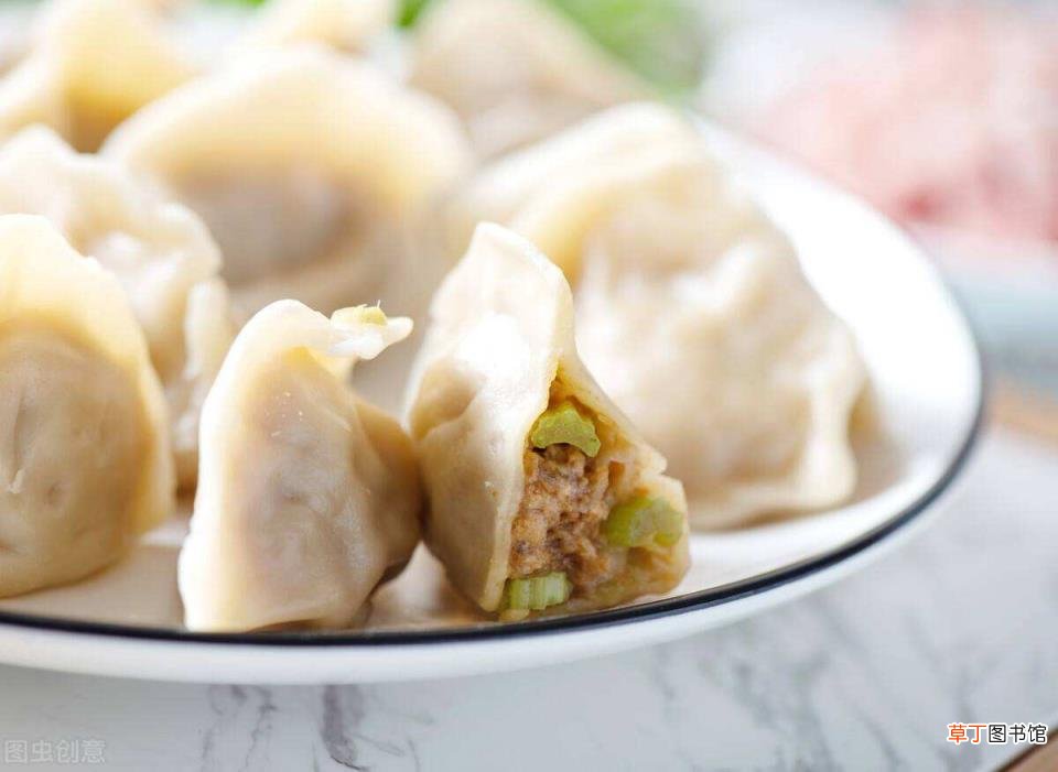 冰冻水饺用热水煮还是冷水煮 水饺煮多久
