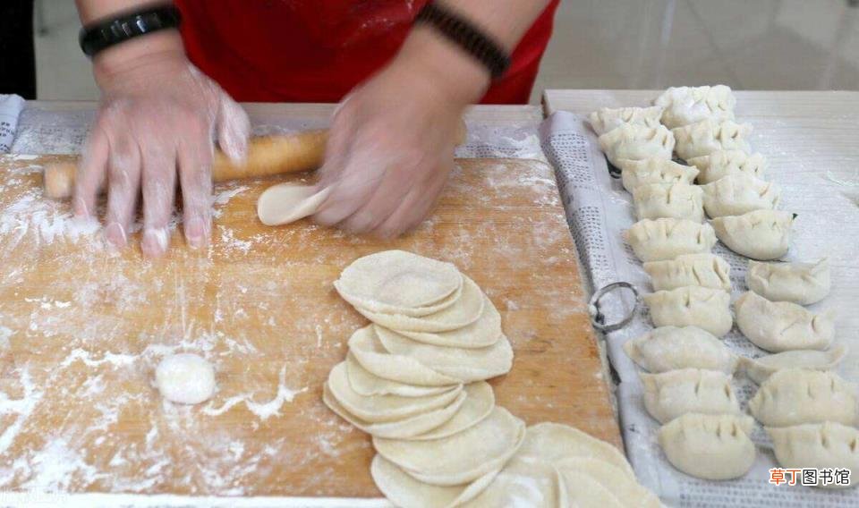 冰冻水饺用热水煮还是冷水煮 水饺煮多久