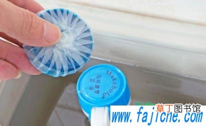 洁厕灵怎么放进马桶 洁厕灵怎么用步骤图片