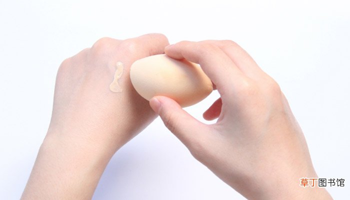 粉底液太干了加点乳还是精华粉底液太干加乳液还是精华