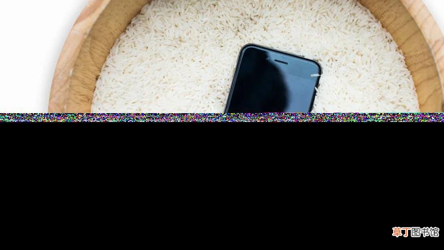 手机轻微进水的症状 手机进水放大米里多久