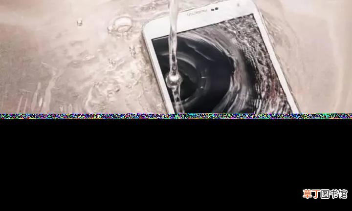 手机轻微进水的症状 手机进水放大米里多久