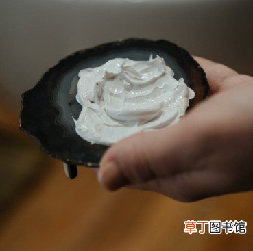 秋天面霜涂了出泥怎么回事