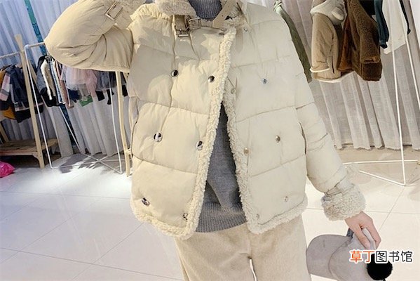 米色棉服搭配什么裤子