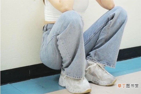 白色老爹鞋女配什么裤子