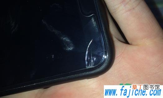 钢化膜碎了一个小角怎么修复 钢化膜边缘碎了一点点要换吗