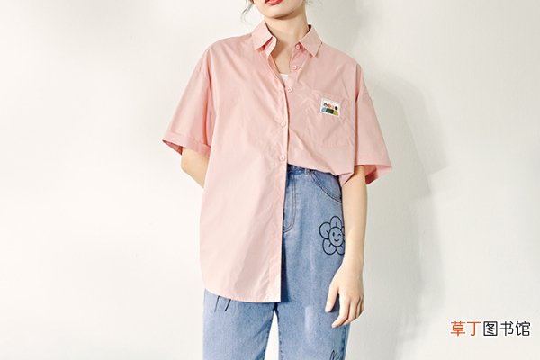 粉色衬衫下半身搭配