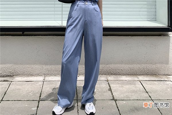 浅蓝色阔腿裤搭配什么衣服好